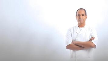 ai gerado caucasiano homem dentro médico ou chefe de cozinha uniforme em pé com dele braços guardada, neural rede gerado imagem foto