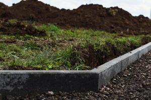 concreto jardim fronteiras com cimento para demarcar caminhos, estacionamentos, calçadas e canteiros de flores foto