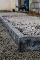 concreto jardim fronteiras com cimento para demarcar caminhos, estacionamentos, calçadas e canteiros de flores foto