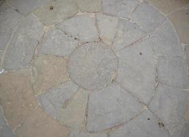 círculo de pedra no chão foto