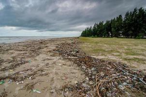 lixo plástico que enche a praia foto