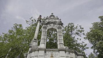 lindo pedra arco com velho fonte. Ação. lindo fonte com pedra arco dentro crimeia. monumento para russo imperador dentro Massandra Palácio dentro Crimeia foto