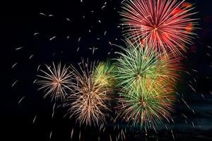 fogos de artifício coloridos em fundo preto. conceito de celebração e feriados. dia da independência 4 de julho, ano novo, festival. explosões brilhantes de luzes no céu. foto