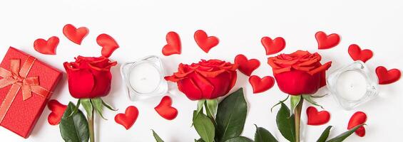 ramalhete do vermelho rosas, corações e velas em uma branco fundo. dia dos namorados dia fevereiro 14. Lugar, colocar para seu texto. foto