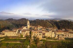 aéreo Visão do a pequeno Vila do monteggiori versilia foto