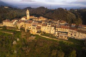 aéreo Visão do a pequeno Vila do monteggiori versilia foto