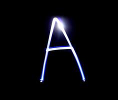 uma capaz alfabeto mão escrevendo azul luz sobre Preto fundo. foto