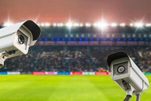 cctv segurança dentro estádio futebol às crepúsculo fundo. foto