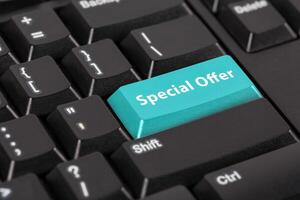 teclado com a palavra especial oferta em azul botão. foto