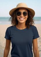 ai generativo atraente caucasiano menina vestir chapéu e oculos de sol levando uma selfie às a de praia às conceito de verão sobre feriado tecnologia e pessoas foto