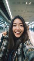 ai generativo lindo feliz mulher levando uma selfie às a aeroporto dentro frente do a avião pessoas saída embarque feriados conceito foto