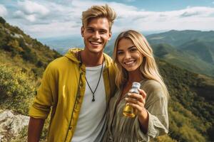 ai generativo alegre casal do caminhantes levando selfie em topo do a montanha milenar cara e menina desfrutando horário de verão dia Fora rindo às Câmera juntos milenar Viajantes em pé em nat foto