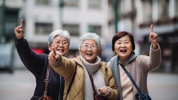 ai generativo grupo do Senior mulheres levando selfie degola Fora língua e mostra Rocha n lista mão gesto engraçado vida estilo conceito com três fêmea melhor amigos tendo Diversão juntos em cidade stre foto