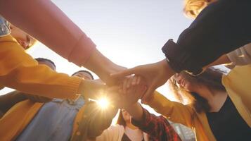 ai generativo grupo do jovem pessoas empilhamento mãos juntos ao ar livre comunidade do multirracial internacional pessoas apoiando cada de outros União Apoio, suporte e humano Recursos conceito foto