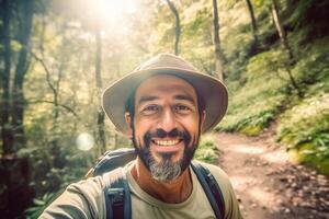 ai generativo bonito sorridente viajante homem levando uma selfie dentro a floresta foto