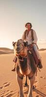 ai generativo feliz turista tendo Diversão desfrutando grupo camelo passeio Tour dentro a deserto viagem vida estilo período de férias Atividades e aventura conceito foto