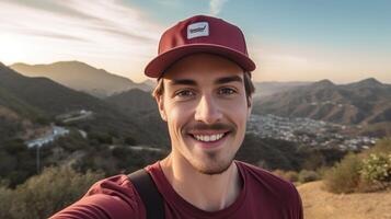 ai generativo feliz jovem homem com chapéu e mochila levando uma selfie retrato caminhada em montanhas pov Visão do uma sorridente cara usando inteligente telefone Móvel foto