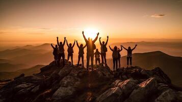 ai generativo caminhantes com braços acima a comemorar sucesso em a topo do uma montanha às pôr do sol casal caminhada Rocha sucesso trabalho em equipe e esporte conceito foto