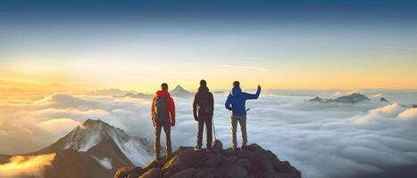 ai generativo inspiração e caminhada conceito grupo do caminhantes escalada uma montanha às período de férias caminhante homem em pé às a topo do a vulcão olhando a panorama foto