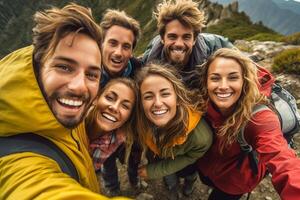 ai generativo milenar amigos levando selfie em a topo do a montanha jovem pessoas em uma caminhada viagem comemoro alcançando a cume caminhantes escalada penhasco juntos foto