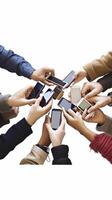 ai generativo multicultural amigos usando Smartphone grupo do pessoas mãos viciado de Móvel inteligente telefone foto