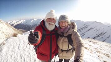 ai generativo retrato do uma caucasiano animado esquiador casal levando uma selfie dentro a neve em uma montanha foto