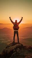 ai generativo sucesso caminhante levantando braços em a topo do a montanha às pôr do sol feliz homem desfrutando vida foto
