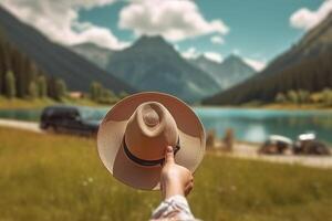ai generativo viajante mulher segurando chapéu sentado olhando às a natureza panorama do a montanhas sentindo-me livre foto