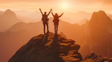 ai generativo dois caminhantes pulando em a topo do a montanha levantando braços acima desfrutando pôr do sol vale Visão foto