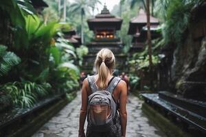 ai generativo mulher com mochila caminhando às grande Entrada portão dentro bali Indonésia foto