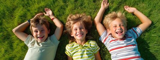 ai generativo jovem amigos tendo Diversão dentro a parque grupo do feliz deitado em a Relva ao ar livre olhando às Câmera brilhante filtro foto