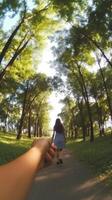 ai generativo jovem mulher segurando homem mão caminhando e conduz para dentro a floresta às pôr do sol Segue mim viagem conceito foto