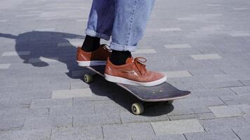 skate. grampo. masculino pernas este passeio em uma Novo borda em asfalto. foto