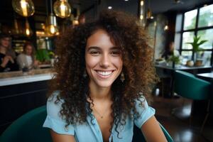 ai gerado retrato feliz lindo caucasiano senhora menina fêmea sorridente mulher elegante roupas desfrutando bebendo segurando quente copo café fazer compras cafeteria restaurante freelance escritório encontro o negócio final de semana foto