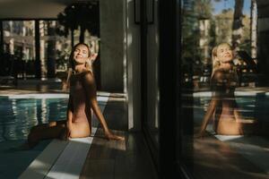 jovem mulher relaxante de a interior natação piscina foto