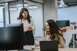 jovem o negócio mulheres discutindo dentro cubículo às a escritório foto