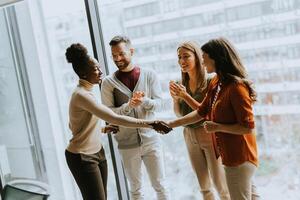 jovem multiétnico comece equipe trabalhando dentro a moderno escritório foto