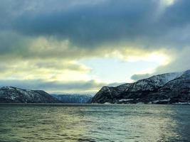 pôr do sol do nascer do sol do fiorde da paisagem do inverno, Noruega. ferry vangsnes para balestrand. foto