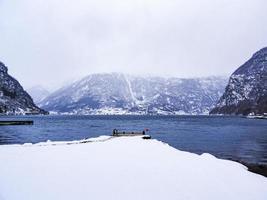 cais em uma paisagem de inverno no lago fjord, Noruega. foto