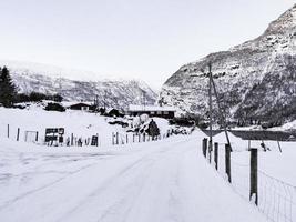 bela vista idílica da estrada para a aldeia, framfjorden, noruega. foto