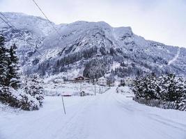 dirigindo pela estrada de neve e paisagem na Noruega. foto