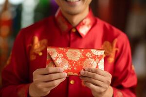 ai gerado chinês homem vestindo tradicional terno e segurando aungpao bokeh estilo fundo com generativo ai foto