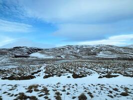 uma Visão do a Islândia campo dentro a inverno coberto com neve perto a golfos cascata foto
