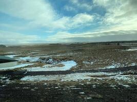 uma Visão do a Islândia campo dentro a inverno coberto com neve perto a golfos cascata foto