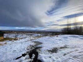 uma Visão do a Islândia campo dentro a inverno perto a géisir foto