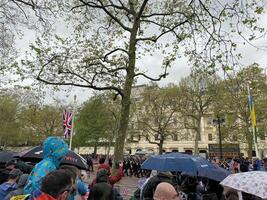 Londres dentro a Reino Unido em 5 pode 2023. pessoas atendendo a coroação do rei Charles iii foto