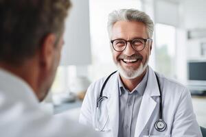 ai gerado sorridente Senior masculino médico falando com masculino paciente dando adendo dentro hospital foto