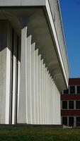 a universidade edifícios Visão com caloroso luz solar em isto dentro a campus foto