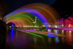 água jatos iluminado com colori lâmpadas foto