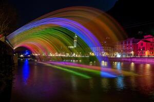 água jatos iluminado com colori lâmpadas foto